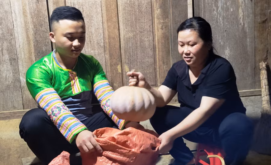 Bà Thao Thị Xia chuẩn bị rau quả cho con trai đem xuống trường.