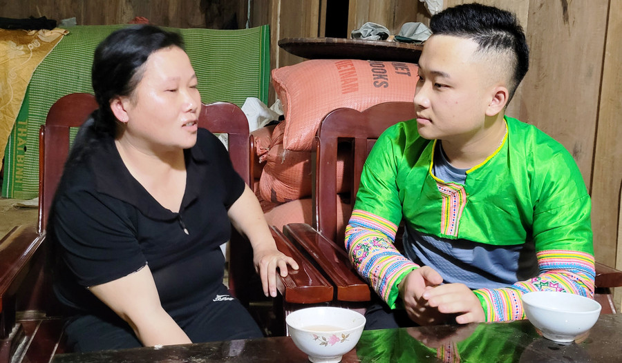 Bà Thao Thị Xia dặn dò con trai trước khi trở lại TP Thanh Hóa. (Ảnh: Thuỳ Linh)