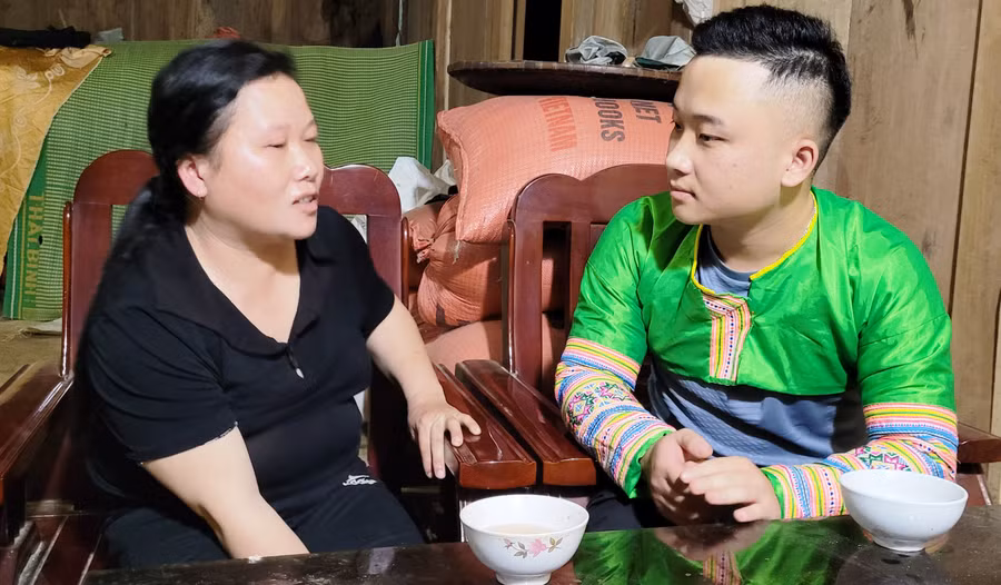 Bà Thao Thị Xia dặn dò con trai trước khi trở lại TP Thanh Hóa. (Ảnh: Thuỳ Linh)