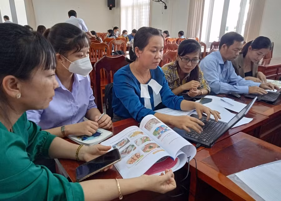 Tập huấn sử dụng tài liệu Giáo dục địa phương tỉnh Đồng Tháp năm 2022. Ảnh: INT