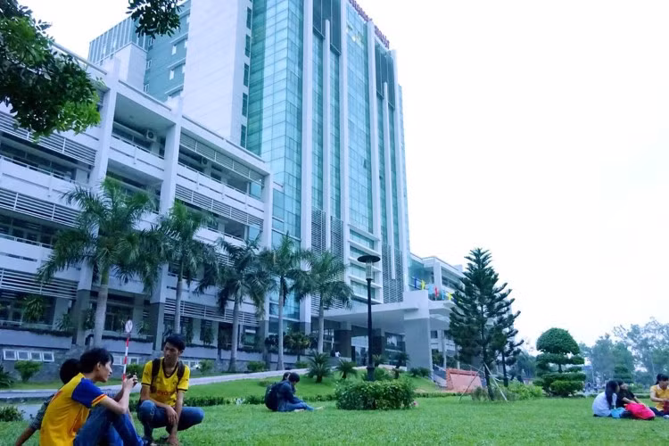 Một góc tòa nhà trung tâm HCMUTE. Ảnh: CTV