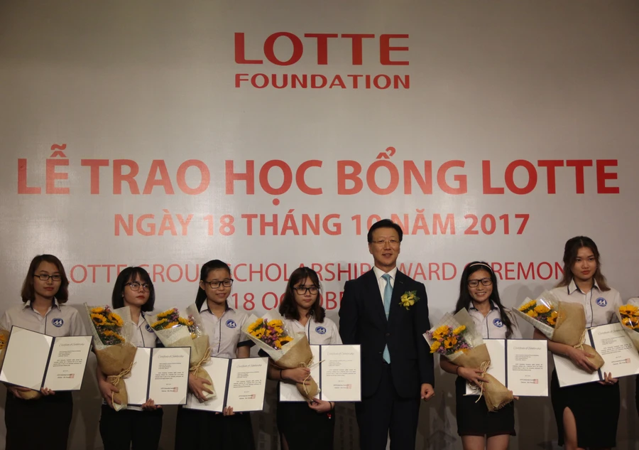 TPHCM: 54 sinh viên nhận học bổng LOTTE