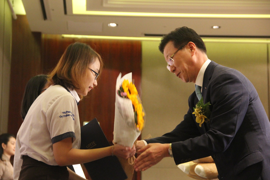 Sinh viện nhận học bổng và hoa chúc mừng