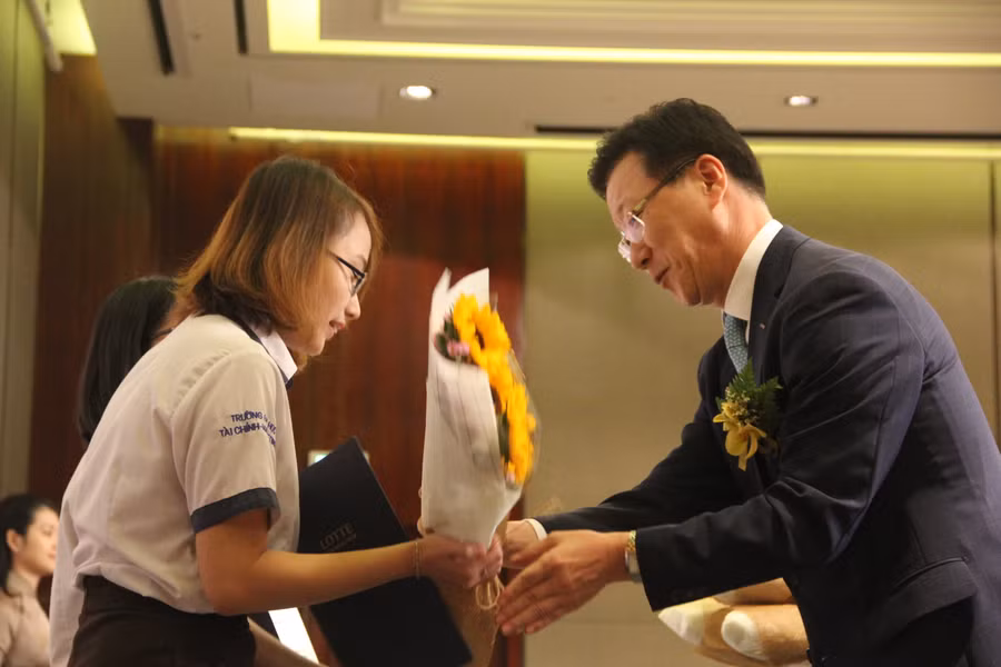 Sinh viện nhận học bổng và hoa chúc mừng