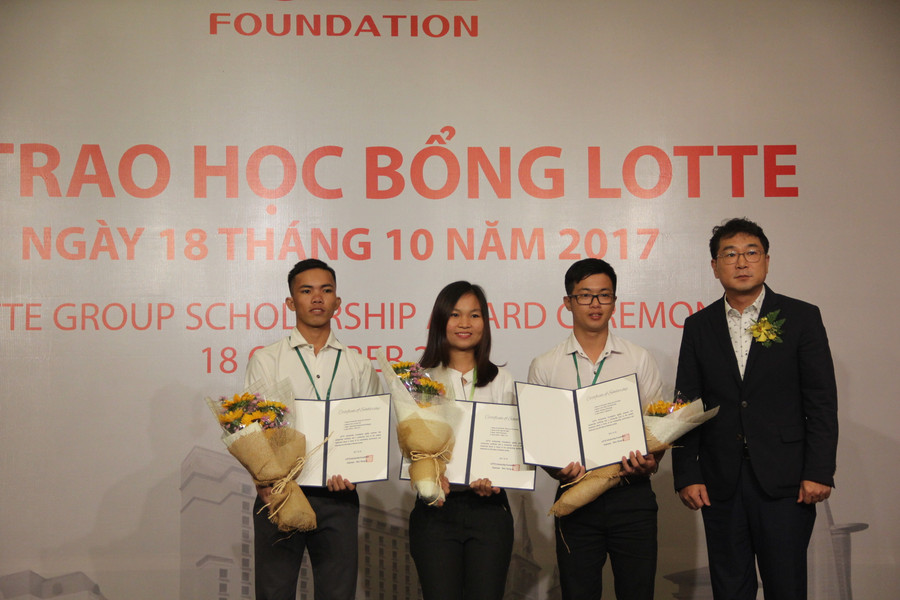 Ba sinh viên của Trường ĐH Nông Lâm TPHCM nhận học bổng