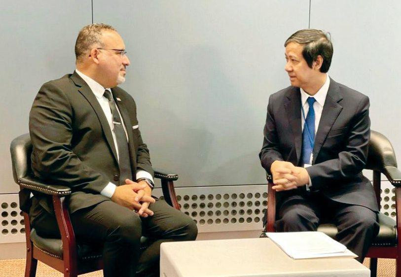 Bộ trưởng Bộ GD&amp;ĐT Nguyễn Kim Sơn trao đổi với Bộ trưởng Giáo dục Hoa Kỳ.