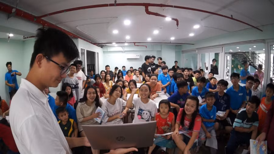 Niềm vui của các em học sinh khi Thiên Lương dạy các em Tiếng Anh.