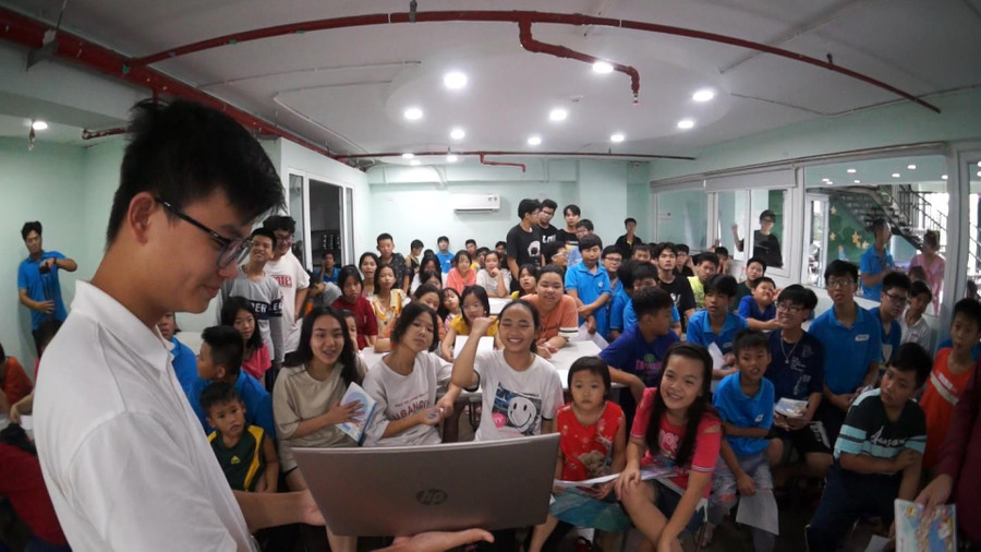 Niềm vui của các em học sinh khi Thiên Lương dạy các em Tiếng Anh.