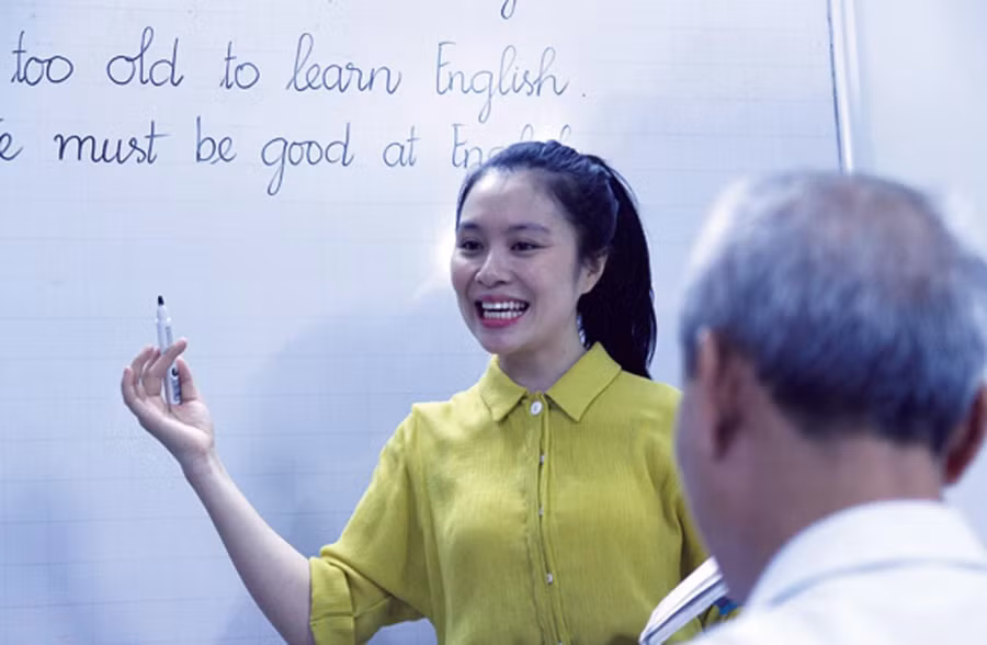 Chị Phùng Hải Yến giảng dạy tại lớp học tiếng Anh miễn phí. Ảnh: TG.