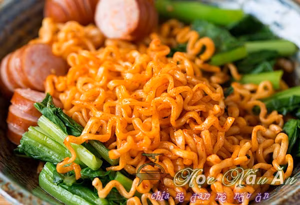 Cách nấu mì tôm ngon không lo bị nóng