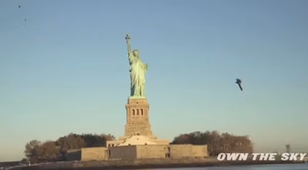 Người bay lượn quanh tượng Nữ thần tự do
