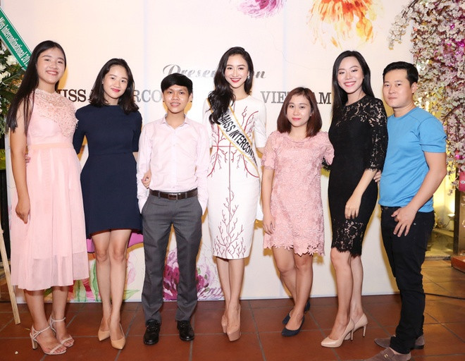 Hoa hậu Liên lục địa Việt Nam rạng rỡ ra mắt báo giới