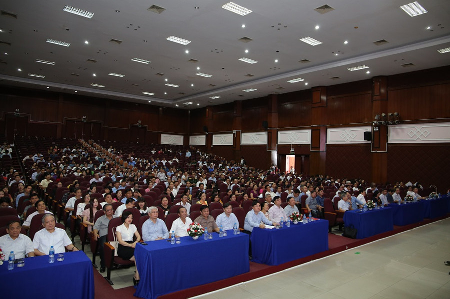 Các giảng viên, cán bộ, thành viên hội đồng biên soạn tham dự khai mạc hội nghị tập huấn