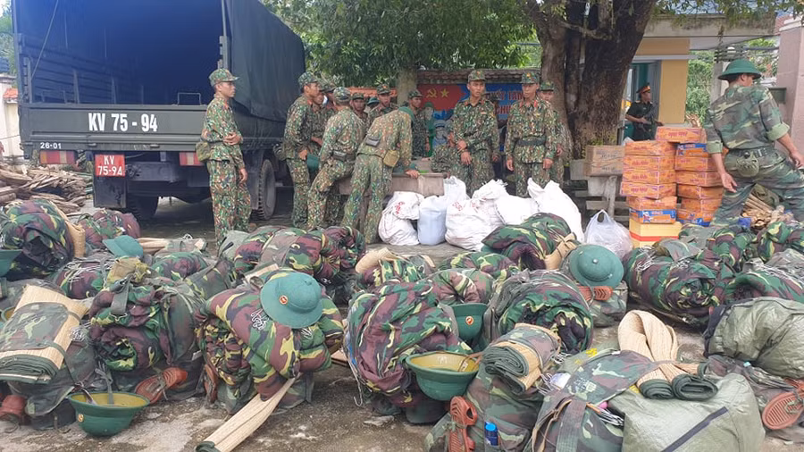 Lực lượng quân đội chuẩn bị trang thiết bị, lương thực để mở đường vào cứu nạn.