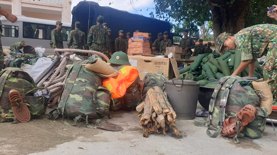 Chùm ảnh: Quân đội chuẩn bị lên đường vào Trà Leng ảnh 9