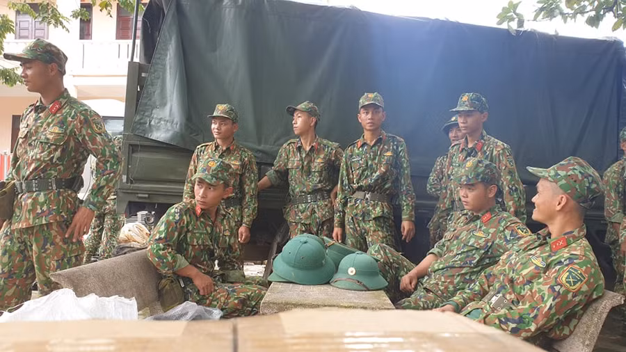 Chùm ảnh: Quân đội chuẩn bị lên đường vào Trà Leng ảnh 10