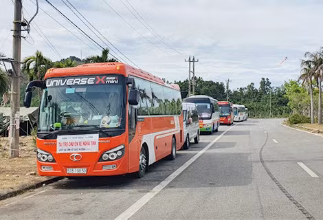 Những chiếc xe núp bóng “chuyến xe 0 đồng” để chở người từ vùng dịch về Huế.