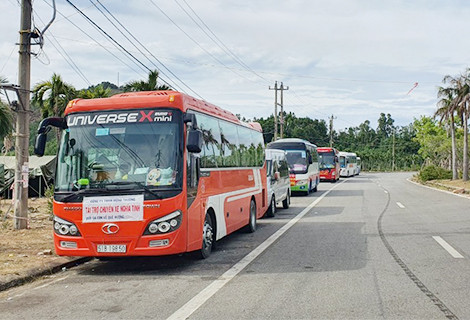 Những chiếc xe núp bóng “chuyến xe 0 đồng” để chở người từ vùng dịch về Huế.