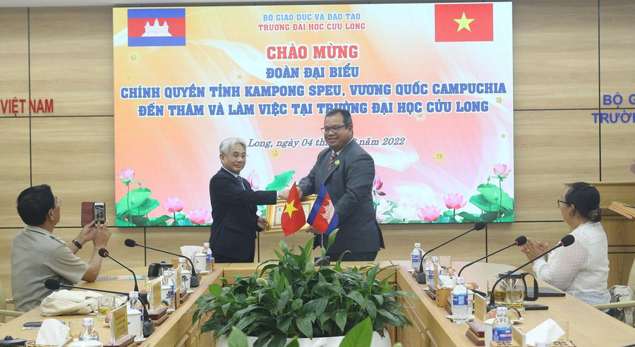 Lãnh đạo Trường ĐH Cửu Long và tỉnh Kampong Speu (Campuchia) tại buổi làm việc. 
