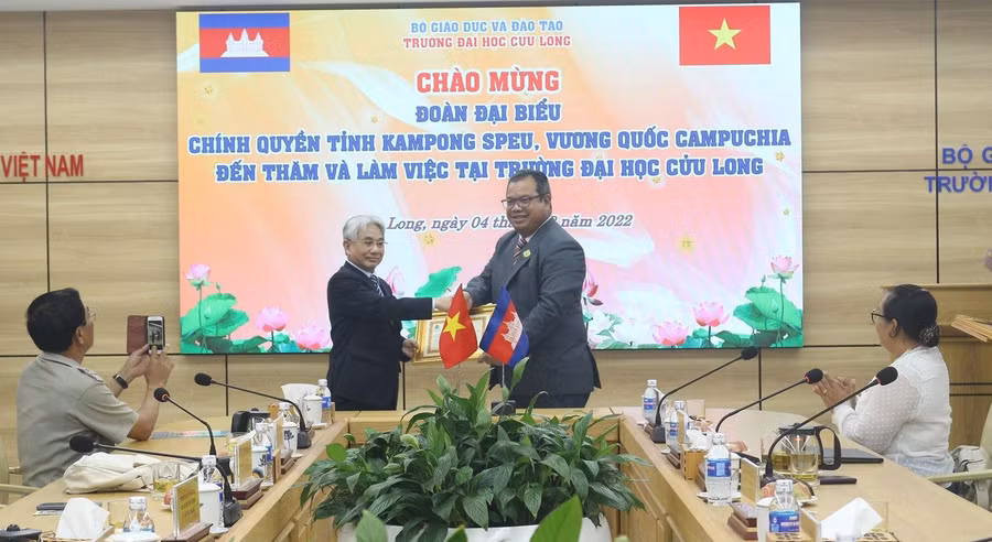 Lãnh đạo Trường ĐH Cửu Long và tỉnh Kampong Speu (Campuchia) tại buổi làm việc. 