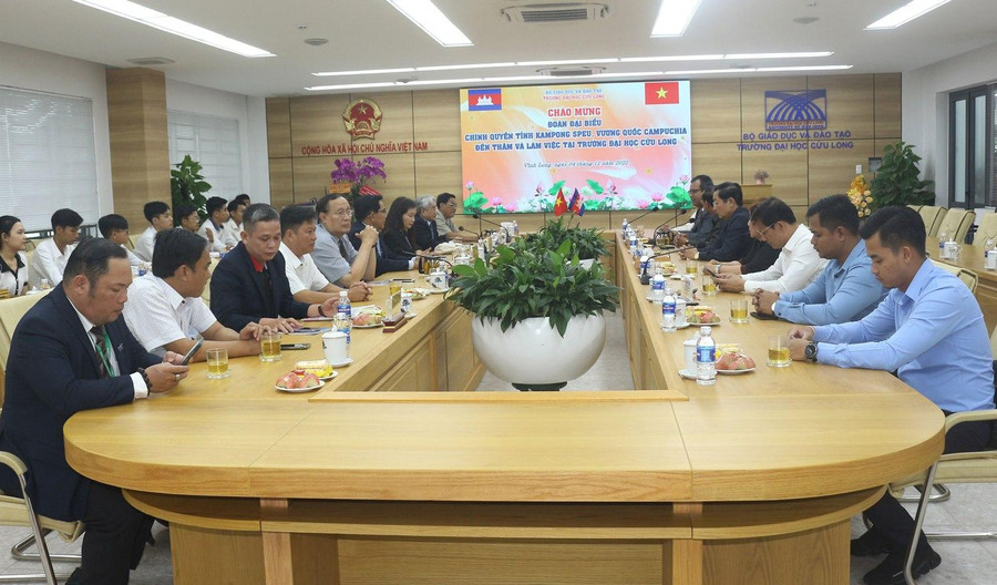 Quang cảnh buổi làm việc. Quang cảnh buổi làm việc.