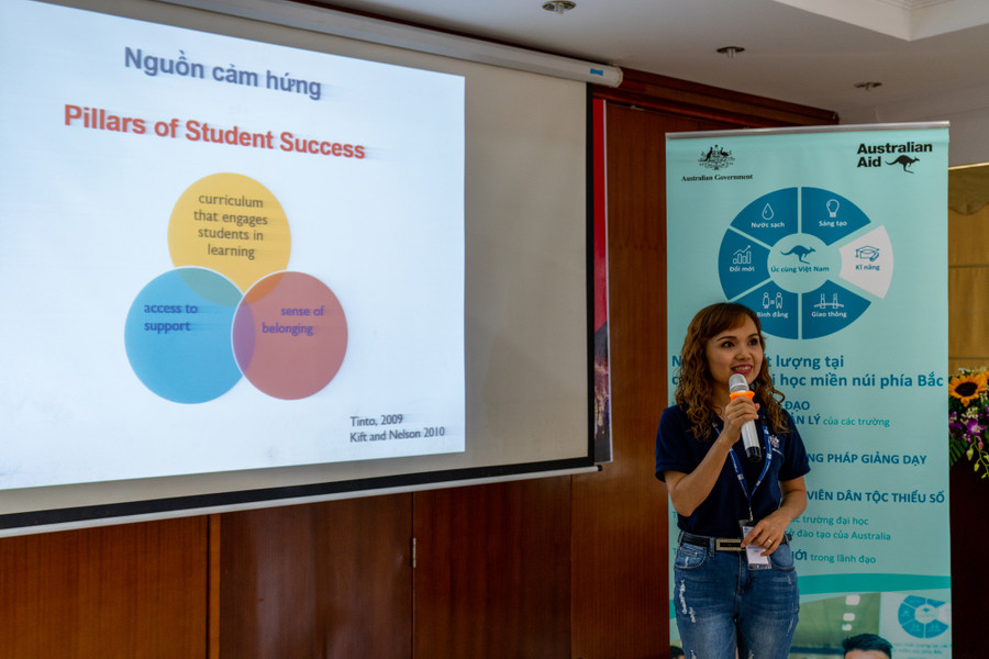 Cô Nguyễn Thị Thu Thủy thuyết trình trong buổi làm việc nhóm Cô Nguyễn Thị Thu Thủy thuyết trình trong buổi làm việc nhóm