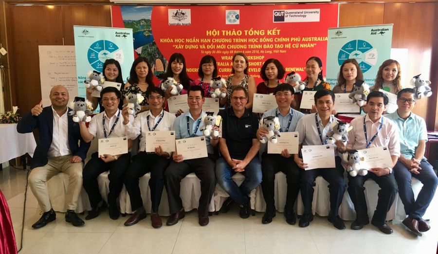 Các học viên, giảng viên QUT và cán bộ Aus4Skills phấn khởi trong ngày nhận Chứng chỉ khóa học Các học viên, giảng viên QUT và cán bộ Aus4Skills phấn khởi trong ngày nhận Chứng chỉ khóa học