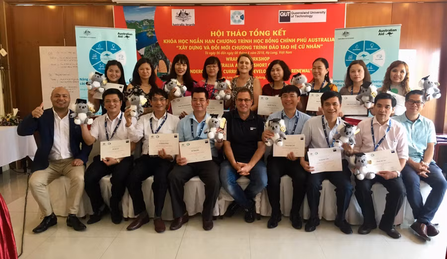 Các học viên, giảng viên QUT và cán bộ Aus4Skills phấn khởi trong ngày nhận Chứng chỉ khóa học