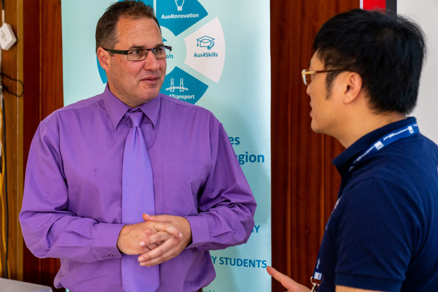 TS Shaun Nykvist trao đổi với học viên TS Shaun Nykvist trao đổi với học viên