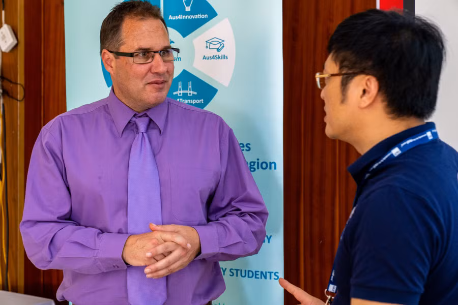 TS Shaun Nykvist trao đổi với học viên