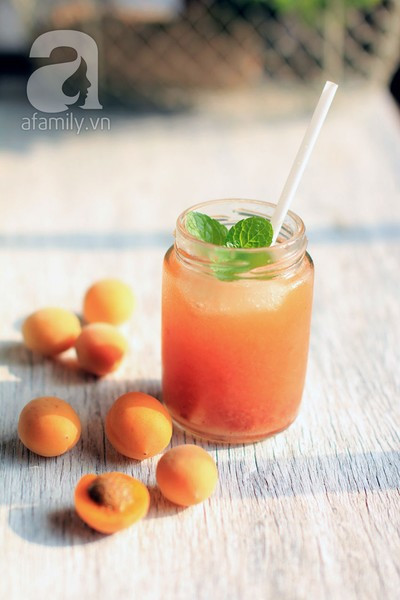 Cách pha nước mơ: lấy 3 quả mơ cho vào cốc, dầm nát bằng thìa, thêm mấy thìa nước mơ ngâm, rót thêm nước vào, sau đó nêm nếm thêm đường theo khẩu vị, thêm đá lạnh vào uống sẽ ngon miệng hơn. Nếu bạn không thích uống nước mơ lạnh thì có thể pha bằng nước ấm nhé. Món này chữa viêm họng khá hiệu quả đấy! Cách pha nước mơ: lấy 3 quả mơ cho vào cốc, dầm nát bằng thìa, thêm mấy thìa nước mơ ngâm, rót thêm nước vào, sau đó nêm nếm thêm đường theo khẩu vị, thêm đá lạnh vào uống sẽ ngon miệng hơn. Nếu bạn không thích uống nước mơ lạnh thì có thể pha bằng nước ấm nhé. Món này chữa viêm họng khá hiệu quả đấy!