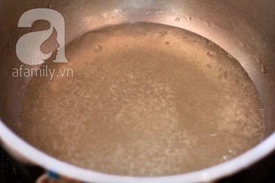 Cho đường, muối và nước vào một cái nồi, đắt lên bếp đun, khuấy tan. Khi nước sôi, tắt bếp. Gạn lấy phần nước trong, loại bỏ phần cặn lắng xuống dưới. Cho đường, muối và nước vào một cái nồi, đắt lên bếp đun, khuấy tan. Khi nước sôi, tắt bếp. Gạn lấy phần nước trong, loại bỏ phần cặn lắng xuống dưới.