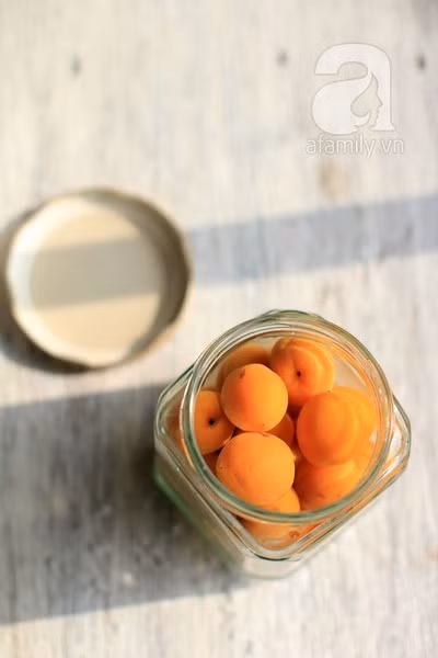 Dùng đũa hoặc thìa sạch để cho mơ từ xửng hấp vào hũ thủy tinh. Chú ý: hũ thủy tinh phải được tiệt trùng trước khi dùng. Bạn có thể tiệt trùng bằng cách cho vào luộc trong nước sôi hoặc bằng lò vi sóng.