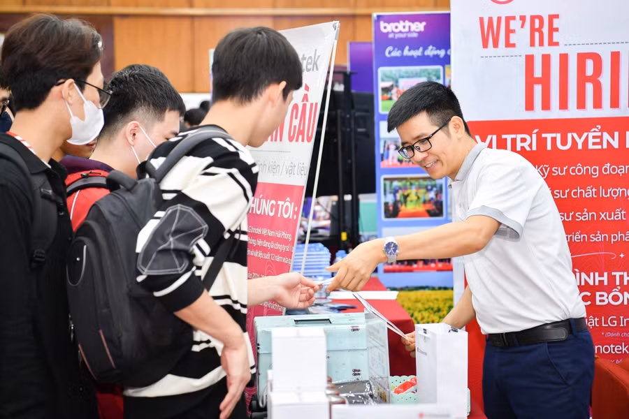 Sinh viên tìm hiểu thông tin tuyển dụng tại “Ngày hội hướng nghiệp” của Đại học Bách khoa Hà Nội. Ảnh: DT