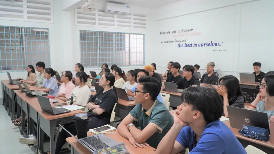 Một buổi học trong chương trình trao đổi sinh viên UEH Mekong Summer Camp 2023 được tổ chức tại Phân hiệu Vĩnh Long - Đại học Kinh tế TPHCM, cuối tháng 6/2023. Ảnh: UEH