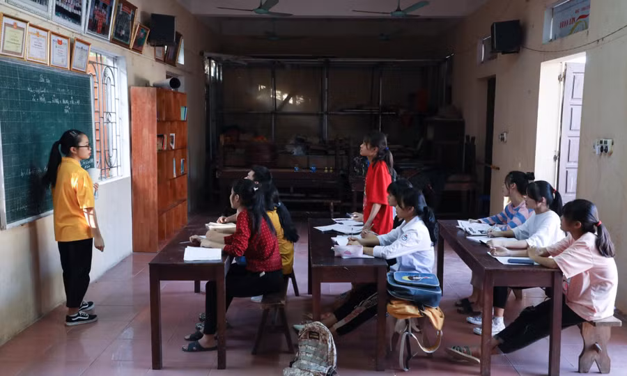 Học sinh Ba Vì, Hà Nội tham gia học thêm miễn phí tại nhà văn hóa thôn Đoài. Ảnh: Ngô Chuyên