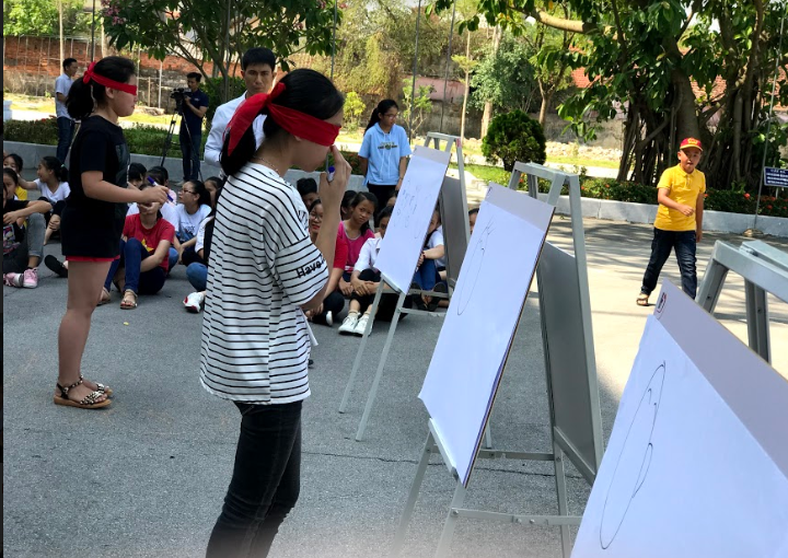 Các học sinh hào hứng tham gia trò chơi trông khuôn khổ trại hè Các học sinh hào hứng tham gia trò chơi trông khuôn khổ trại hè