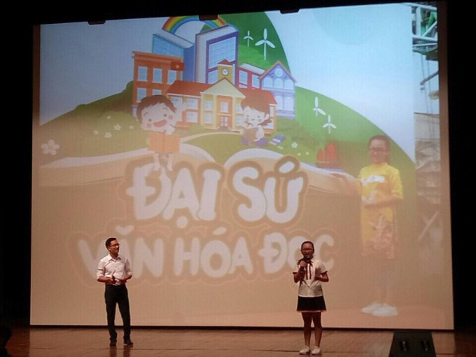 Em Nguyễn Minh Anh – Giải nhì cuộc thi “Đại sứ văn hóa đọc thủ đô” giao lưu tại đêm Gala Em Nguyễn Minh Anh – Giải nhì cuộc thi “Đại sứ văn hóa đọc thủ đô” giao lưu tại đêm Gala