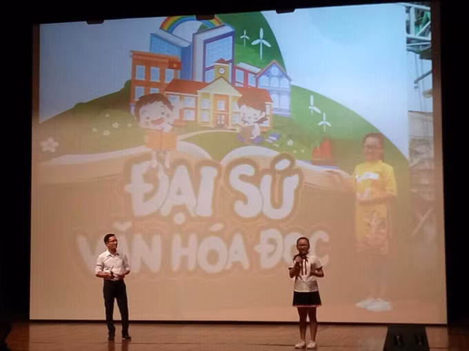 Em Nguyễn Minh Anh – Giải nhì cuộc thi “Đại sứ văn hóa đọc thủ đô” giao lưu tại đêm Gala