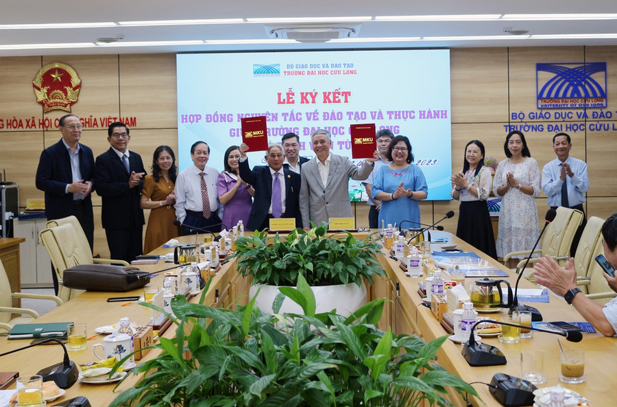 Buổi ký kết hợp tác giữa Trường ĐH Cửu Long và Bệnh viện Từ Dũ diễn ra thành công tốt đẹp. Buổi ký kết hợp tác giữa Trường ĐH Cửu Long và Bệnh viện Từ Dũ diễn ra thành công tốt đẹp.