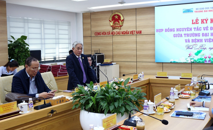 PGS.TS Lương Minh Cừ - Bí thư Đảng ủy, Hiệu trưởng Trường ĐH Cửu Long phát biểu tại buổi làm việc. PGS.TS Lương Minh Cừ - Bí thư Đảng ủy, Hiệu trưởng Trường ĐH Cửu Long phát biểu tại buổi làm việc.