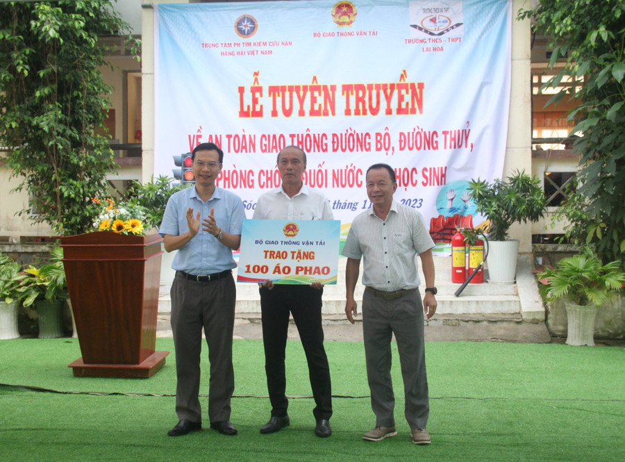 Tặng áo phao cứu sinh cho đại diện Ban ATGT tỉnh Sóc Trăng. Tặng áo phao cứu sinh cho đại diện Ban ATGT tỉnh Sóc Trăng.