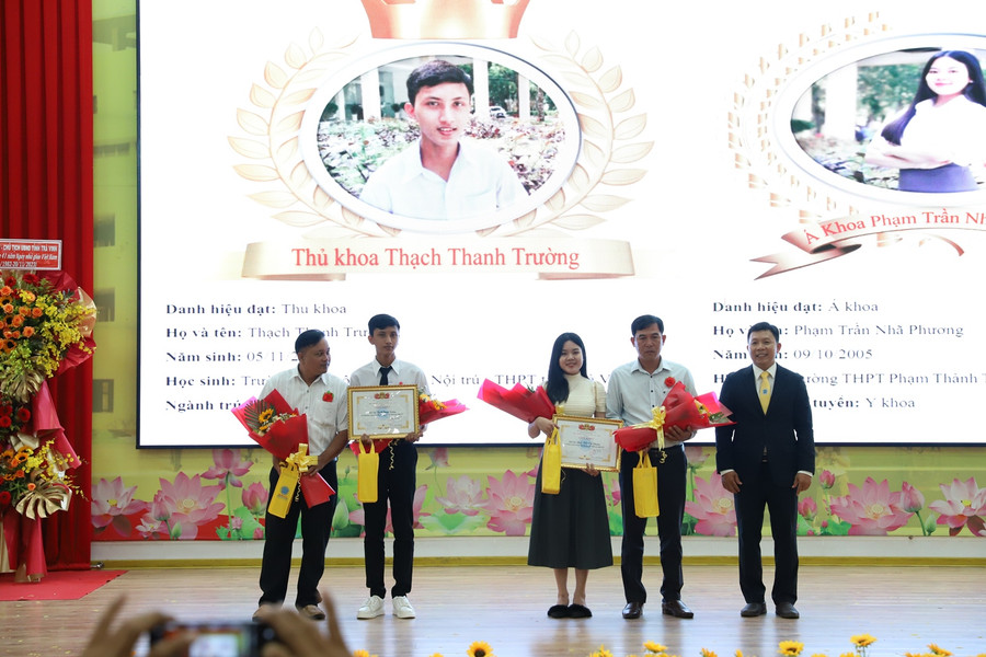 Vinh danh, trao giấy khen và phần thưởng cho tân thủ khoa và tân á khoa năm học 2023 - 2024. Vinh danh, trao giấy khen và phần thưởng cho tân thủ khoa và tân á khoa năm học 2023 - 2024.