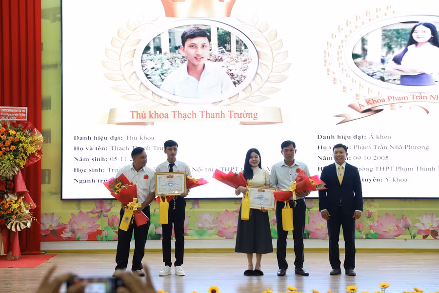 Vinh danh, trao giấy khen và phần thưởng cho tân thủ khoa và tân á khoa năm học 2023 - 2024.