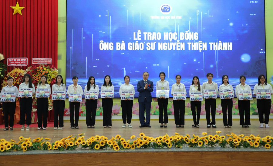 Các sinh viên vượt khó nhận học bổng Ông Bà Giáo sư Nguyễn Thiện Thành. Các sinh viên vượt khó nhận học bổng Ông Bà Giáo sư Nguyễn Thiện Thành.
