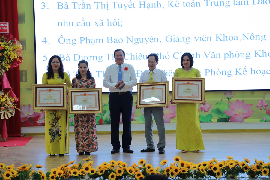 Tặng Bằng khen của Thủ tướng Chính phủ. Tặng Bằng khen của Thủ tướng Chính phủ.