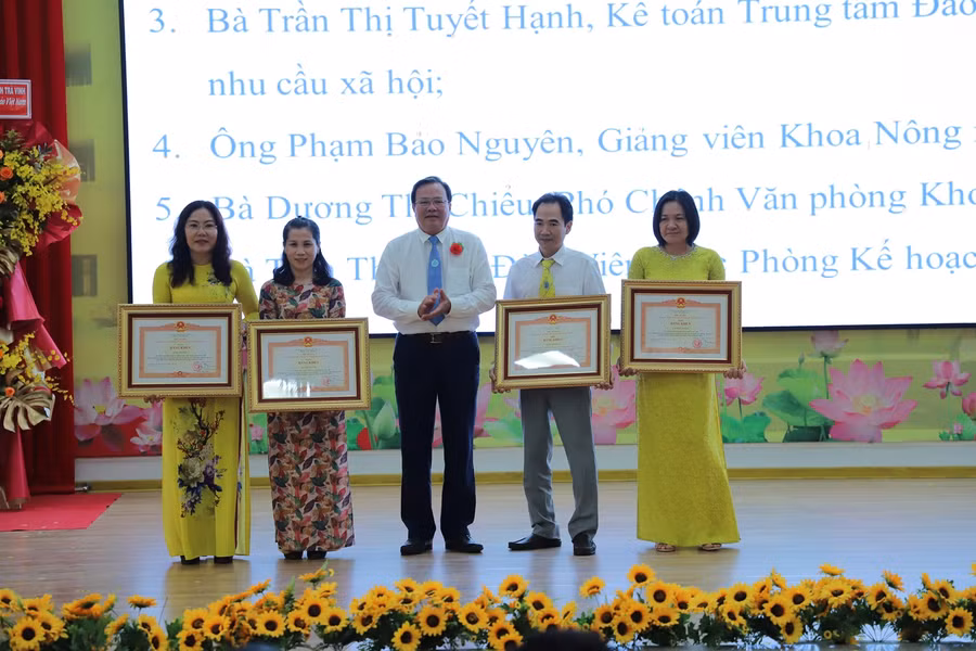 Tặng Bằng khen của Thủ tướng Chính phủ.