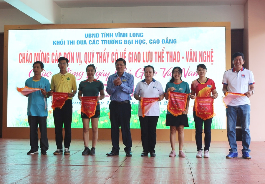 Ban tổ chức tặng cờ lưu niệm cho các đơn vị tham gia hội thao.