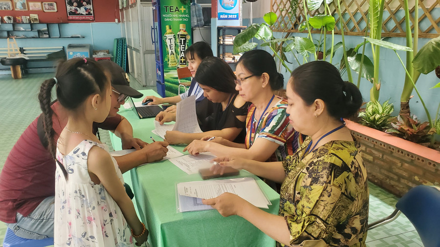 Phụ huynh đến nộp hồ sơ tại Trường Tiểu học Phan Văn Hân. Phụ huynh đến nộp hồ sơ tại Trường Tiểu học Phan Văn Hân.