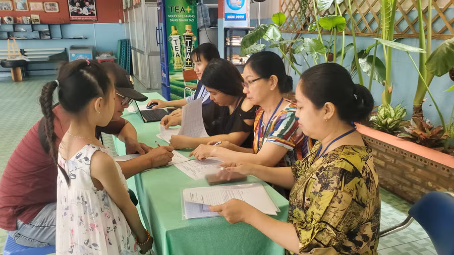 Phụ huynh đến nộp hồ sơ tại Trường Tiểu học Phan Văn Hân.